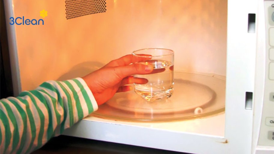 Cách vệ sinh lò vi sóng bằng giấm giúp loại bỏ vết bẩn, mùi hôi Cách vệ sinh lò vi sóng bằng giấm
