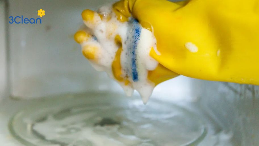 Lưu ngay 5 cách vệ sinh lò vi sóng bị dính dầu mỡ hiệu quả Cách làm sạch lò vi sóng bị dính dầu mỡ bằng nước rửa chén