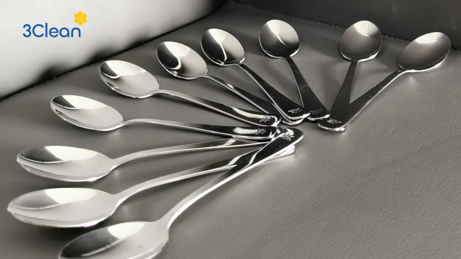 Khám phá cách vệ sinh muỗng hiệu quả, sạch bong như mới Giữ muỗng inox luôn sáng bóng bằng cách vệ sinh đúng chuẩn với nước ấm và nước rửa chén nhẹ.