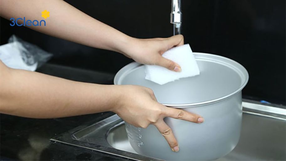 Lưu ngay 4 cách vệ sinh nồi cơm điện bị mốc đơn giản, nhanh chóng Cách làm sạch nồi cơm điện bị mốc bằng giấy khô