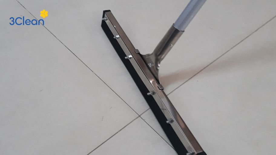 Cây gạt nước là dụng cụ hỗ trợ đắc lực trong việc làm khô sàn nhà