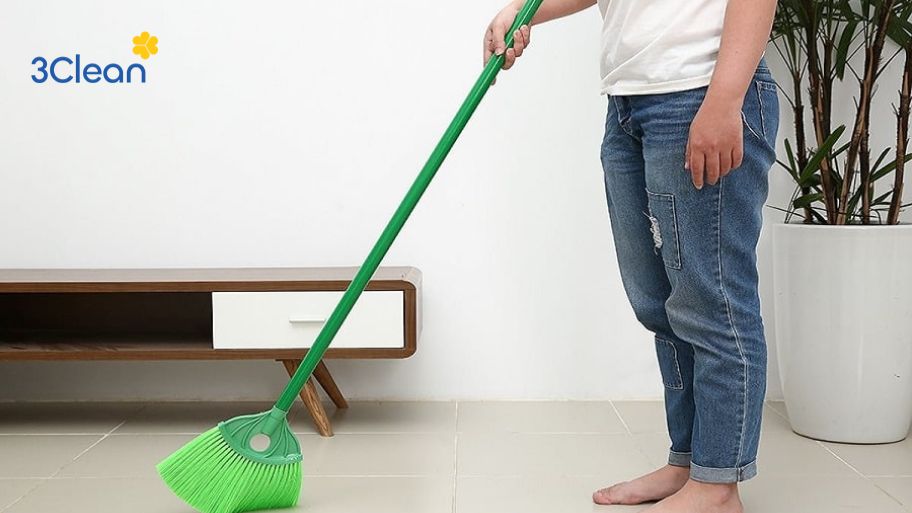 Chổi quét nhà là dụng cụ không thể thiếu trong mỗi gia đình