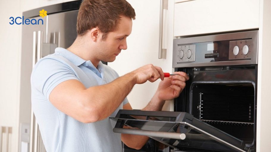 Bỏ túi ngay 2 cách vệ sinh cửa kính lò nướng sạch sẽ, sáng bóng Chuẩn bị dụng cụ để vệ sinh lò nướng bằng cách tháo mặt kính