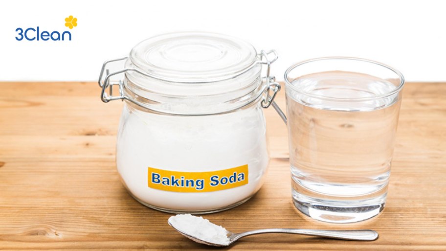 Cách vệ sinh lò vi sóng bằng giấm giúp loại bỏ vết bẩn, mùi hôi Chuẩn bị dụng cụ để vệ sinh lò vi sóng bằng giấm và baking soda