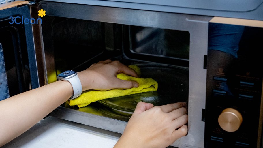 Cách vệ sinh lò vi sóng bằng giấm giúp loại bỏ vết bẩn, mùi hôi Có nên vệ sinh lò vi sóng bằng giấm thường xuyên?