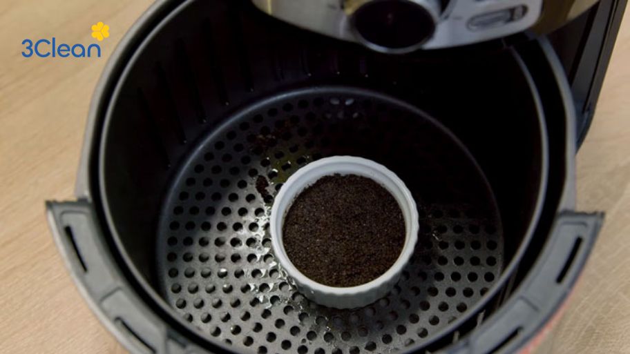 Bỏ túi 6 cách vệ sinh nồi chiên không dầu đơn giản, đúng cách Dùng bã cà phê hoặc chè vệ sinh nồi chiên không dầu mới mua