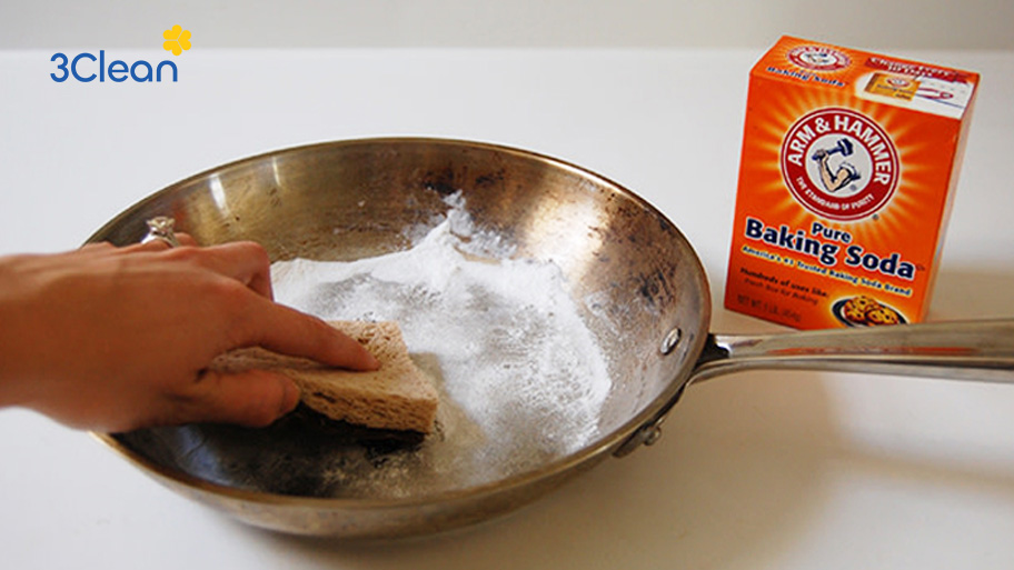 Baking soda giúp làm sạch vết khét và khử mùi tốt