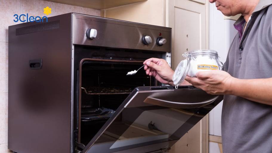 Bỏ túi 7 cách vệ sinh lò nướng đơn giản, đúng cách Baking soda là nguyên liệu tẩy rửa giúp làm sạch lò nướng mà không cần dùng đến hóa chất mạnh.
