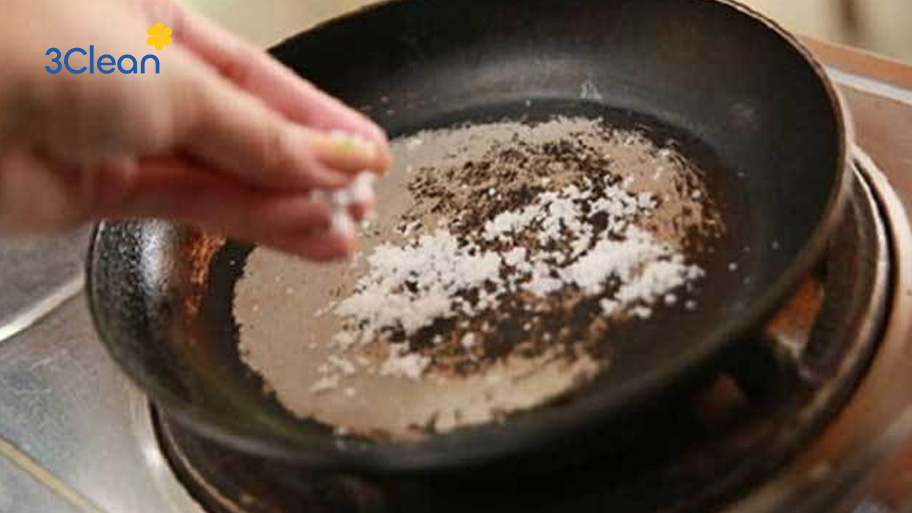 Trộn baking soda với muối ăn theo tỷ lệ rồi tiến hành làm sạch chảo
