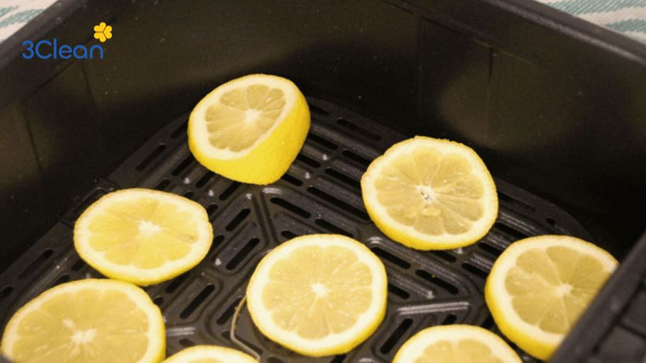 Bỏ túi 6 cách vệ sinh nồi chiên không dầu đơn giản, đúng cách Cách vệ sinh nồi chiên không dầu bằng chanh cắt lát