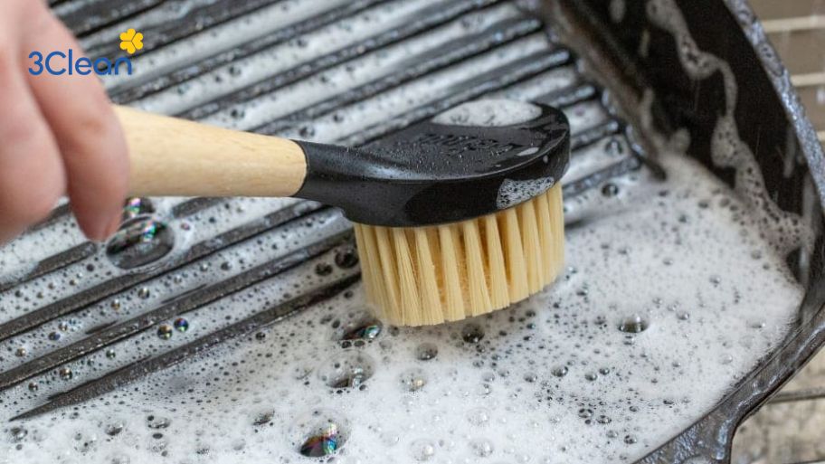 Dụng cụ chuẩn bị làm mới lớp chống dính cho chảo gang