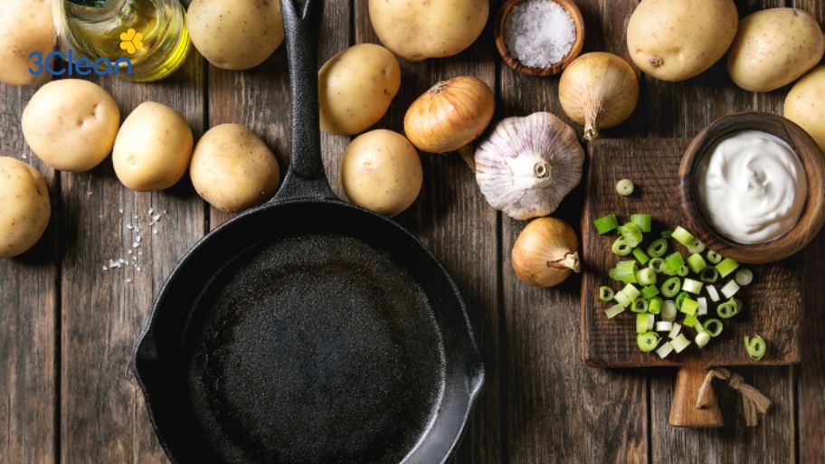 Dụng cụ vệ sinh chảo gang với khoai tây và muối hạt