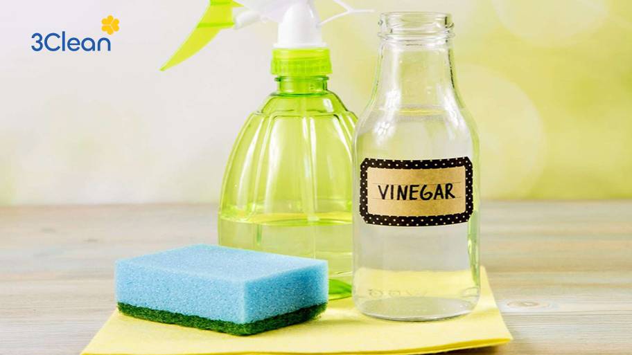 Dùng giấm ăn vệ sinh vòi rửa bát giúp khử khuẩn, làm sạch cặn vôi và giữ vòi luôn sáng bóng.