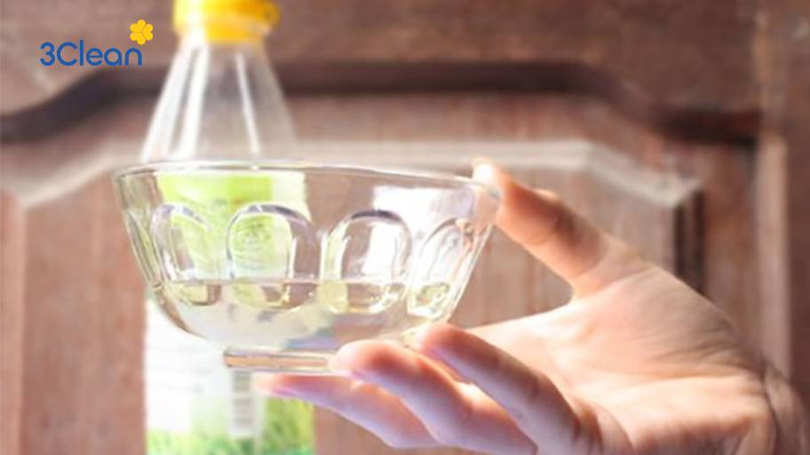 Bỏ túi 7 cách vệ sinh lò nướng đơn giản, đúng cách Giấm trắng - hiệu quả trong việc làm sạch lò nướng, giúp loại bỏ cặn bẩn và mùi khó chịu.