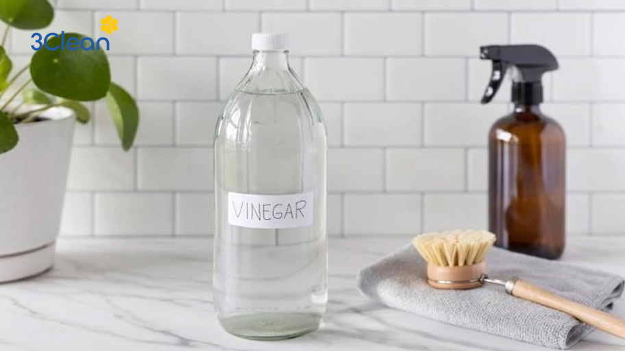 Khám phá ngay 11 cách làm sạch dầu mỡ ở bếp ga hiệu quả, sạch bóng Giấm trắng có tính axit nhẹ giúp tẩy vết bẩn và khử mùi tốt