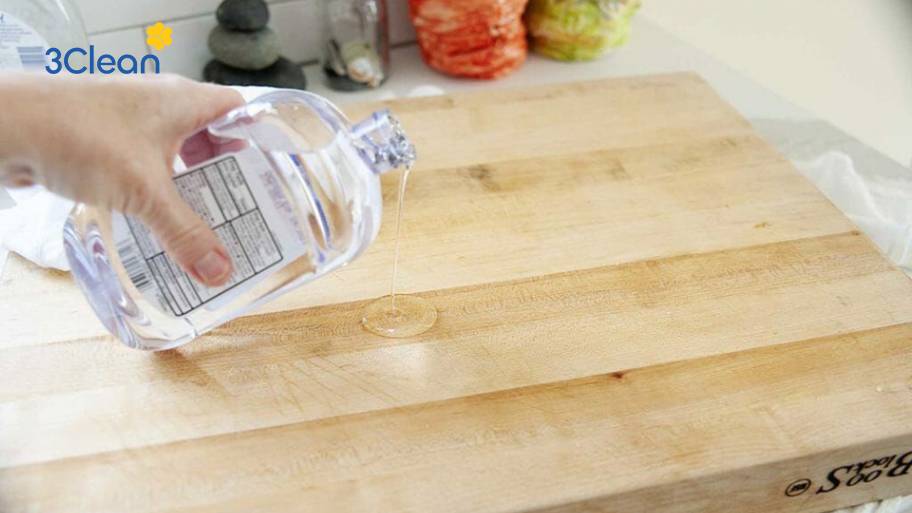 Giấm trắng – mẹo làm sạch tự nhiên, an toàn, giúp loại bỏ vi khuẩn và mùi hôi trên thớt.