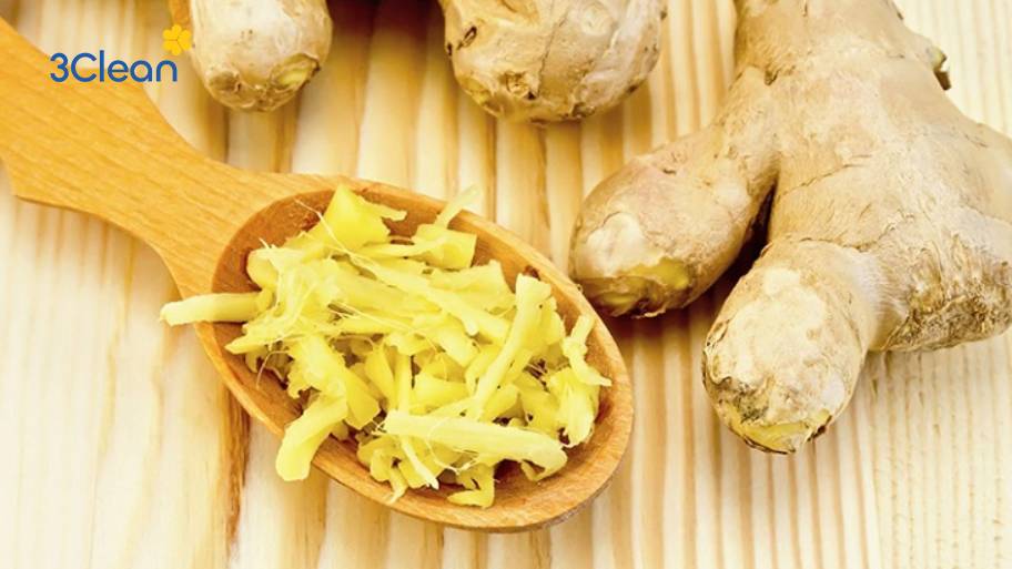 Dùng gừng tươi chà lên lưỡi dao bị gỉ sét giúp làm sạch tự nhiên, khử mùi và giữ dao luôn sáng đẹp.