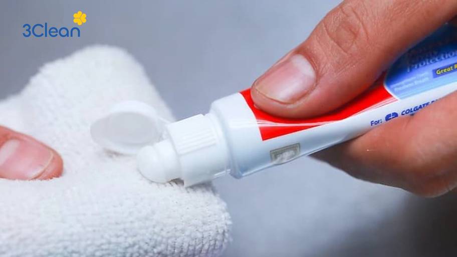 Dùng kem đánh răng thoa lên dao bị gỉ sét rồi chà nhẹ giúp loại bỏ gỉ nhanh. 