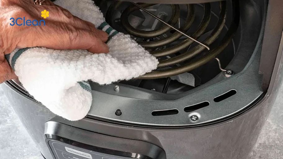 Bỏ túi 6 cách vệ sinh nồi chiên không dầu đơn giản, đúng cách Cách 1: Dùng khăn mềm và nước ấm vệ sinh bộ phận đốt nóng