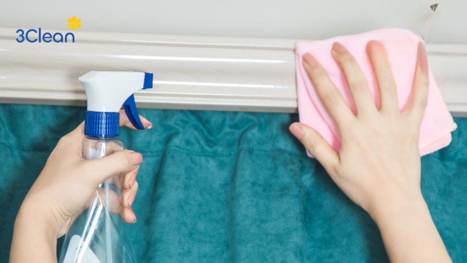Dùng khăn ướt hoặc khăn ẩm vệ sinh rèm vải