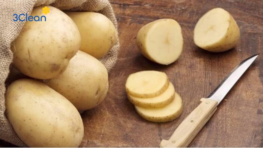 Dùng lát khoai tây chà nhẹ lên dao bị gỉ sét giúp tẩy gỉ tự nhiên, an toàn và giữ cho lưỡi dao luôn sáng như mới.