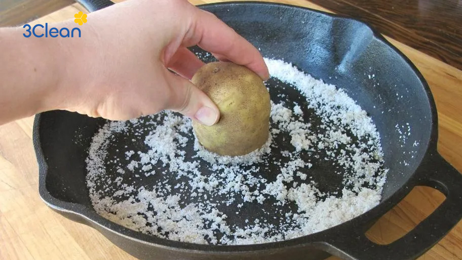 Nhựa có trong khoai và muối sẽ làm sạch được các vết cháy khét bám vào
