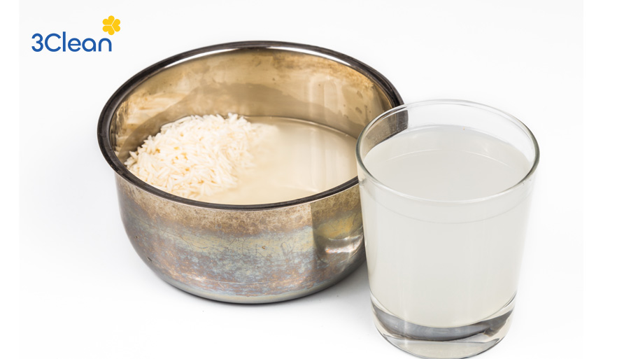 Mách bạn 8 cách vệ sinh bếp từ sạch sẽ, sáng bóng Nước cơm có chứa tinh bột và axit hữu cơ giúp làm mềm vết bẩn hiệu quả