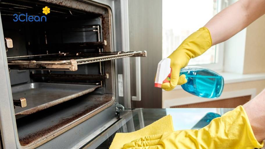 Bỏ túi 7 cách vệ sinh lò nướng đơn giản, đúng cách Nước lau kính là lựa chọn hiệu quả để làm sạch cửa kính lò nướng.