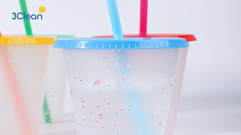 Hướng dẫn cách vệ sinh ly nhựa hiệu quả, sạch như mới Dùng nước nóng là phương pháp tuyệt vời để vệ sinh ly nhựa.