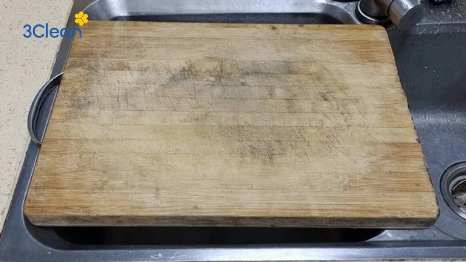 Dùng nước nóng vệ sinh thớt gỗ là cách đơn giản nhưng hiệu quả.