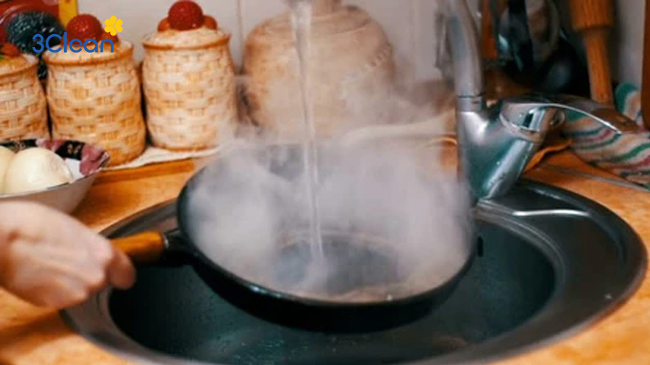 Nước nóng giúp làm tan các vết dầu mỡ