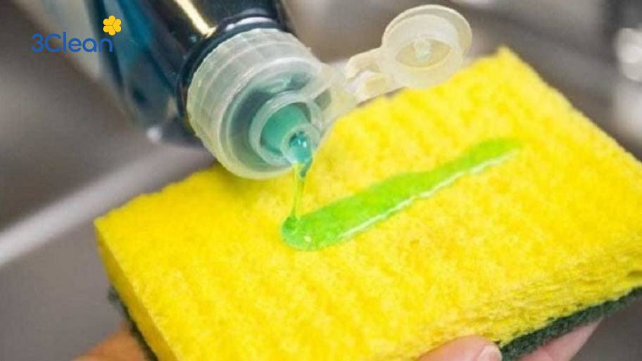 Bỏ túi 7 cách vệ sinh lò nướng đơn giản, đúng cách Nước rửa chén là giải pháp đơn giản, dễ tìm giúp làm sạch lò nướng hàng ngày.