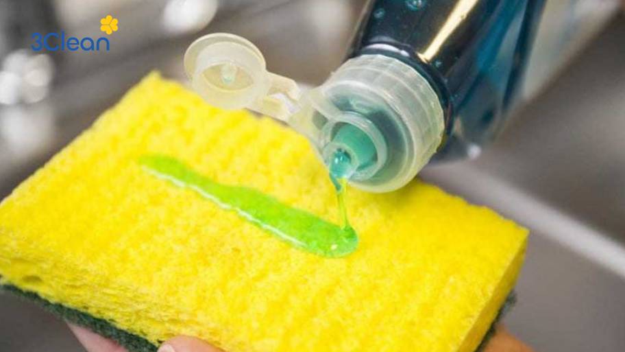 Hướng dẫn cách vệ sinh ly nhựa hiệu quả, sạch như mới Hãy dùng nước rửa chén có thành phần từ thiên nhiên để vệ sinh ly nhựa.