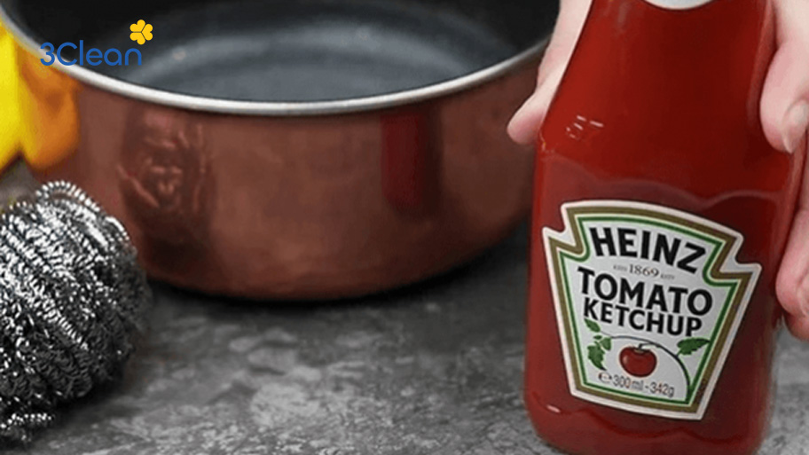 Axit tự nhiên có trong cà chua sẽ giúp làm mềm vết bẩn ở chảo