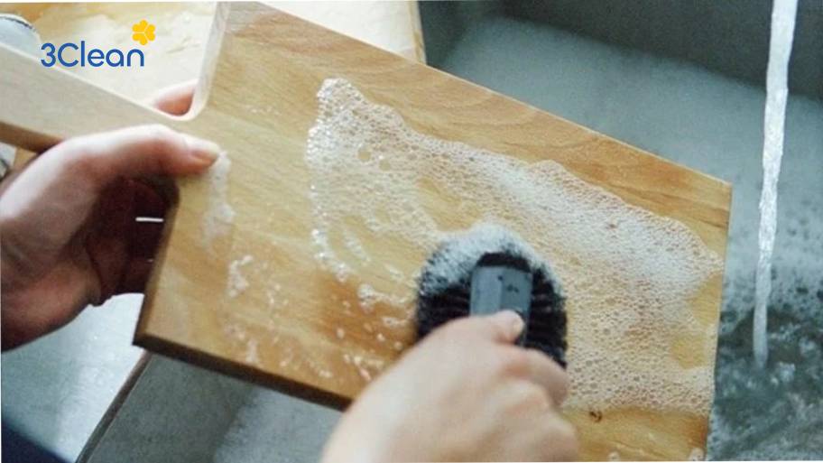 Dùng xà phòng vệ sinh thớt gỗ là cách đơn giản nhưng rất hữu hiệu.