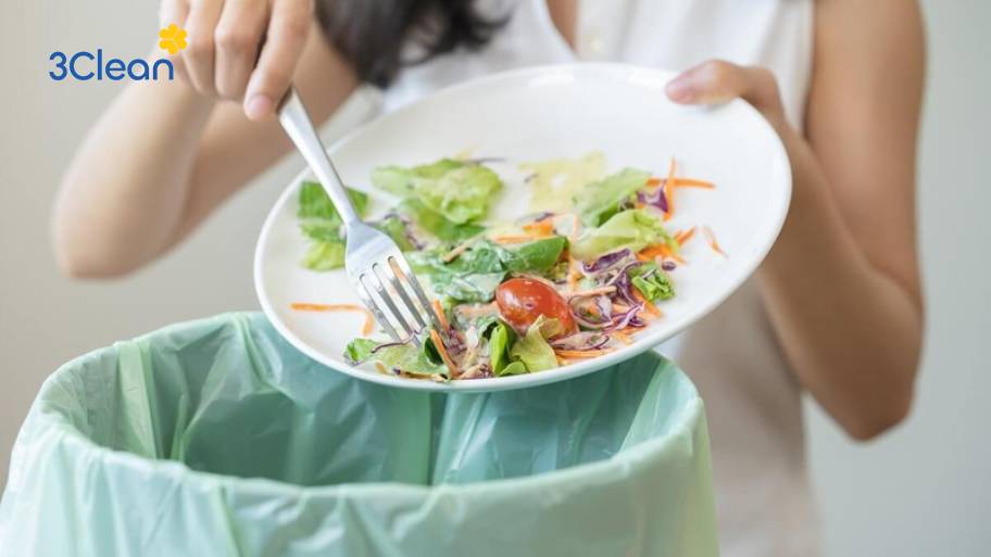 Hướng dẫn cách rửa chén bát hiệu quả và nhanh chóng tại nhà Nên gạt bỏ thức ăn thừa trước khi rửa chén bát để tránh làm tắt bồn rửa.