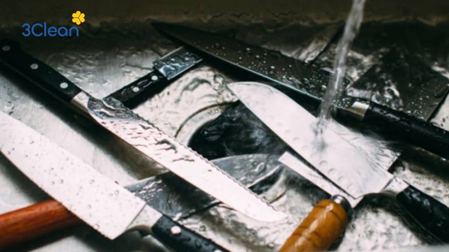 Tránh ngâm dao trong nước quá lâu sau khi sử dụng để bảo vệ lưỡi dao khỏi gỉ sét và giữ dao luôn bền đẹp.