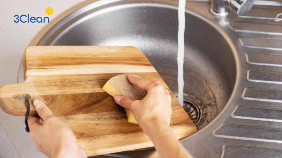 Thớt gỗ không nên ngâm lâu trong nước để tránh ẩm mốc, vi khuẩn sinh sôi và làm hỏng cấu trúc gỗ.