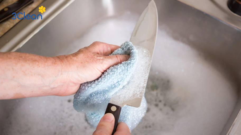 Hạn chế dùng các chất tẩy rửa mạnh khi làm sạch dao để tránh ăn mòn kim loại.