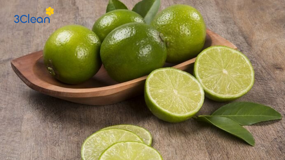 Để một vài lát chanh hoặc nước cốt vào tủ lạnh để ngăn mùi