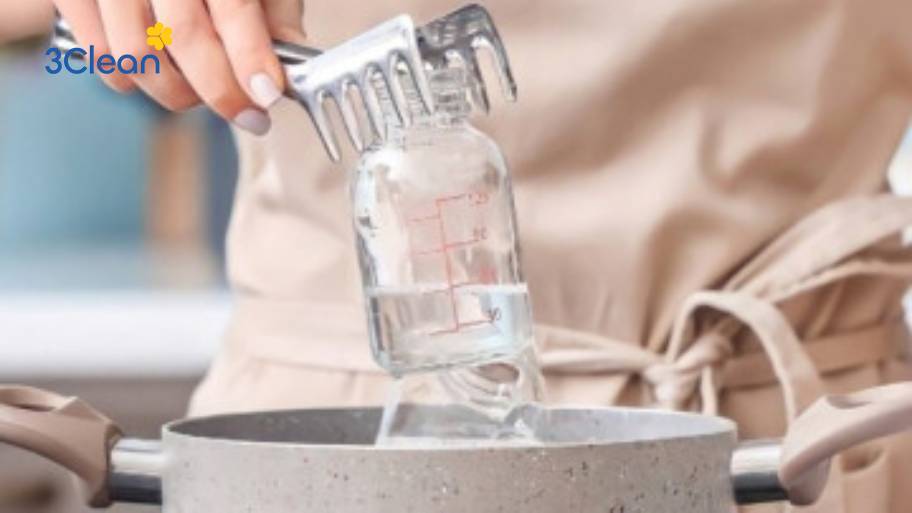 Vệ sinh dụng cụ ăn uống sao cho sạch sẽ và đúng chuẩn? Khử trùng đồ dùng ăn uống bằng nước sôi hoặc giấm - giữ bữa ăn của gia đình luôn an toàn và sạch khuẩn.