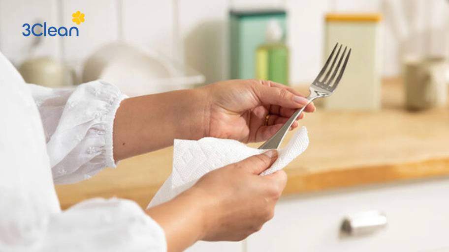 Vệ sinh dụng cụ ăn uống sao cho sạch sẽ và đúng chuẩn? Làm khô chén đĩa bằng khăn sạch hoặc để ráo nước giúp giữ dụng cụ ăn uống luôn khô thoáng, sạch khuẩn.