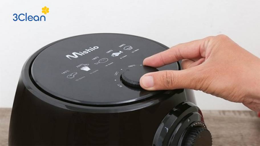 Lưu ngay 7 cách khử mùi nồi chiên không dầu nhanh chóng, hiệu quả Khử mùi nồi chiên không dầu bằng cách làm nóng nồi giúp loại bỏ mùi hôi nhanh chóng và giữ thiết bị luôn sạch sẽ.