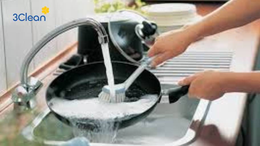 Nếu chỉ bị bám dầu mỡ nhẹ thì dùng nước ấm là phương pháp tối ưu và tiết kiệm.