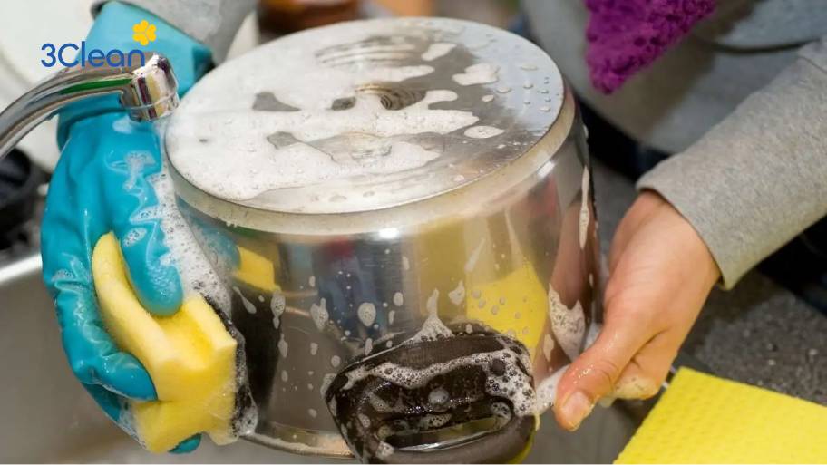 Dùng nước rửa chén cũng là một phương pháp làm sạch bên ngoài xoong nồi hiệu quả.