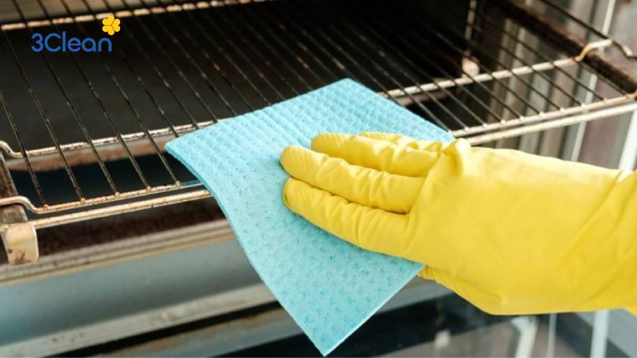 Khám phá 5 cách vệ sinh lò nướng bị rỉ sét nhanh chóng, sạch sẽ Vệ sinh các vỉ bên trong lò nướng bằng muối và chanh giúp tẩy rỉ sét, làm sáng bề mặt inox hiệu quả.