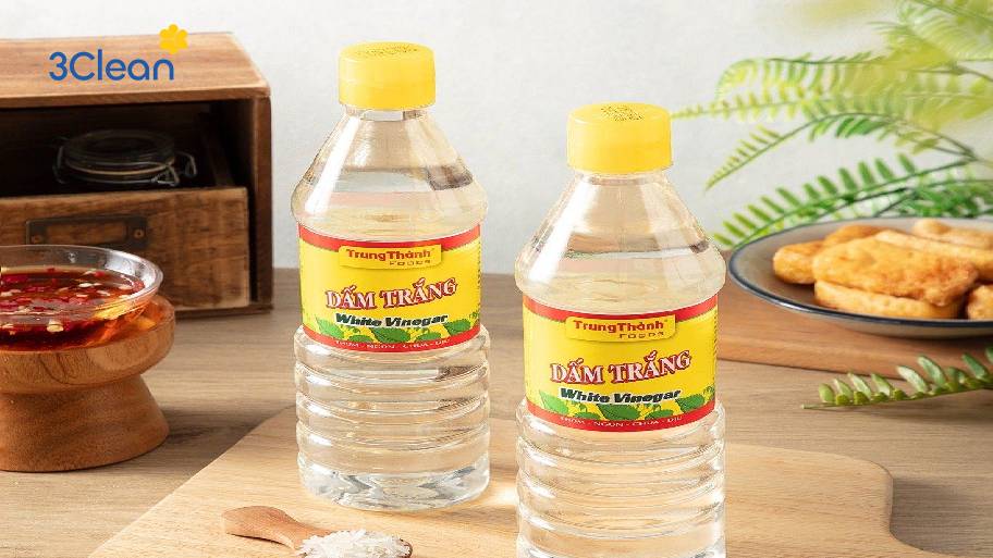 Sử dụng giấm là biện pháp hữu hiệu để làm sạch vết dầu mỡ dính trên xoong nồi.