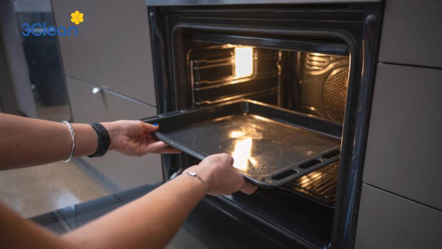 Khám phá 5 cách vệ sinh lò nướng bị rỉ sét nhanh chóng, sạch sẽ Vệ sinh khay nướng lò nướng bằng baking soda và giấm giúp loại bỏ rỉ sét, dầu mỡ hiệu quả.