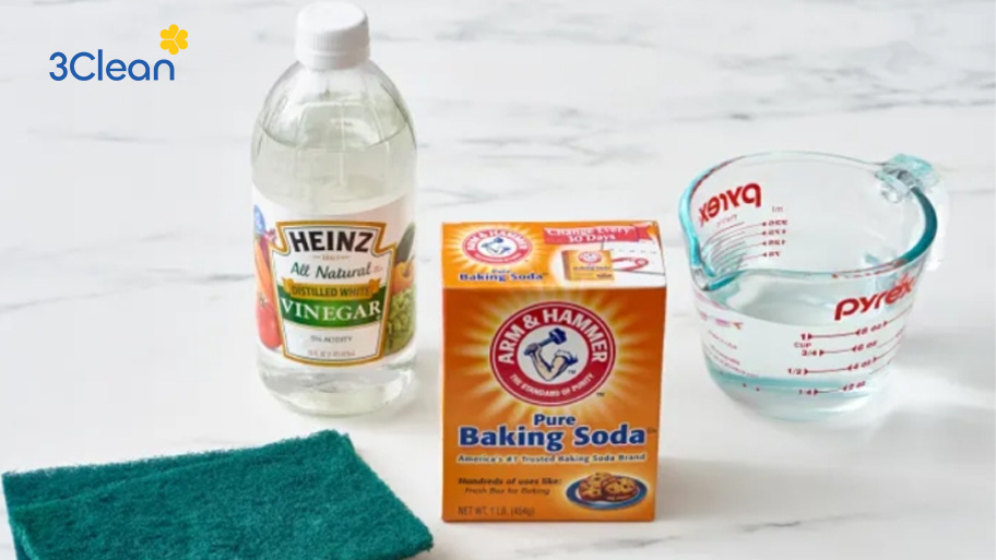 4 Cách vệ sinh lò vi sóng bằng baking soda đơn giản, sáng bóng Baking soda và giấm khi kết hợp sẽ tạo ra phản ứng hóa học giải phóng khí CO2, tạo ra bọt giúp làm sạch