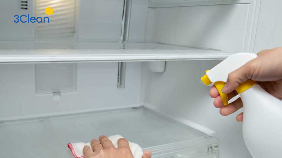 Dùng dung dịch được pha để làm sạch tủ